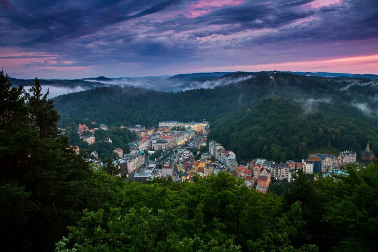Apartments Menuet Karlovy Vary Bagian luar foto