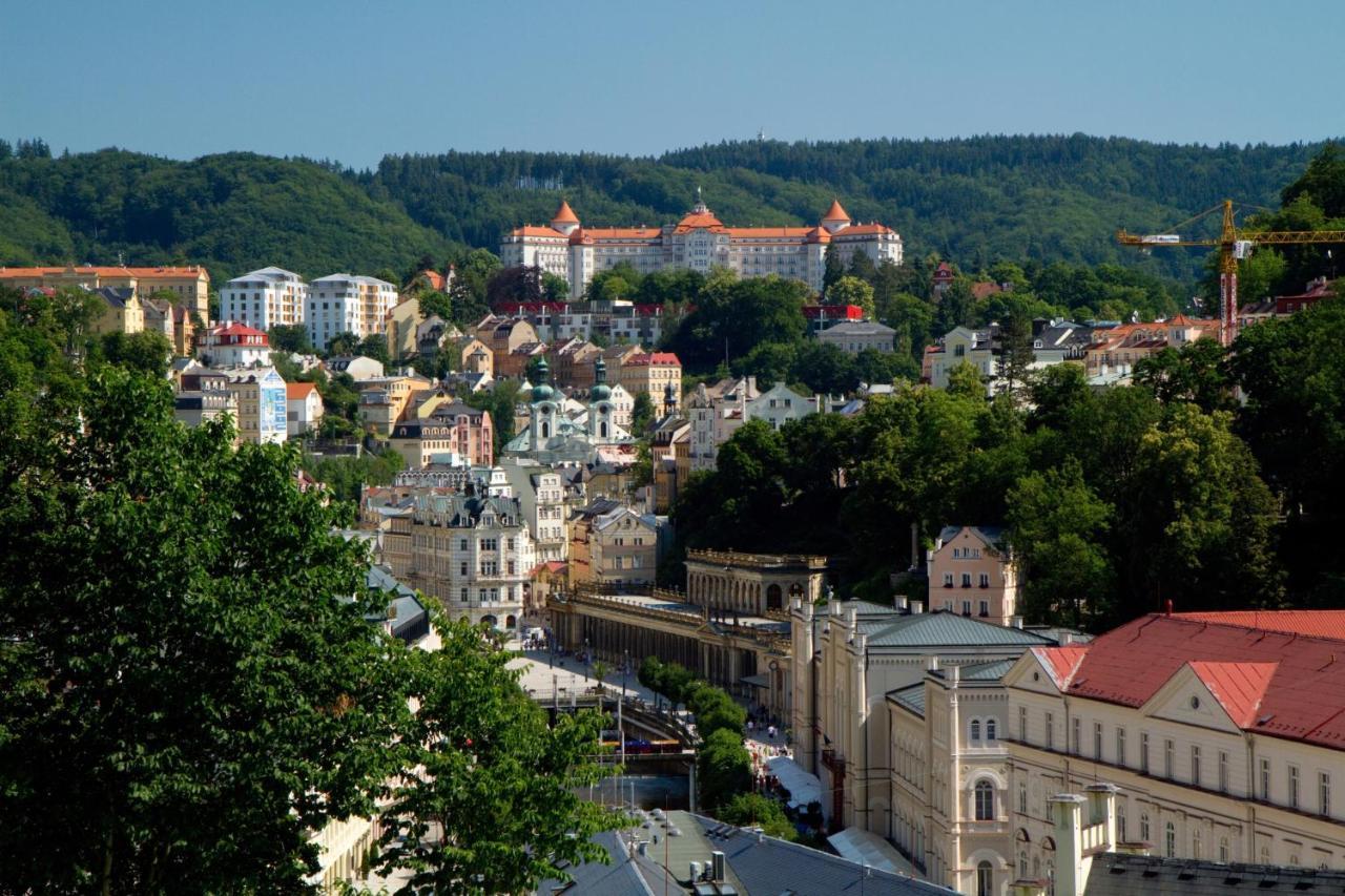 Apartments Menuet Karlovy Vary Bagian luar foto