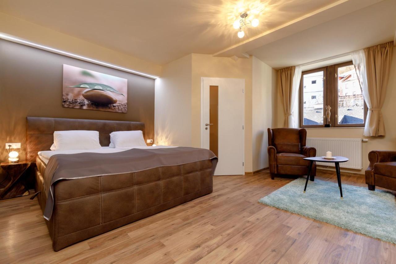 Apartments Menuet Karlovy Vary Bagian luar foto