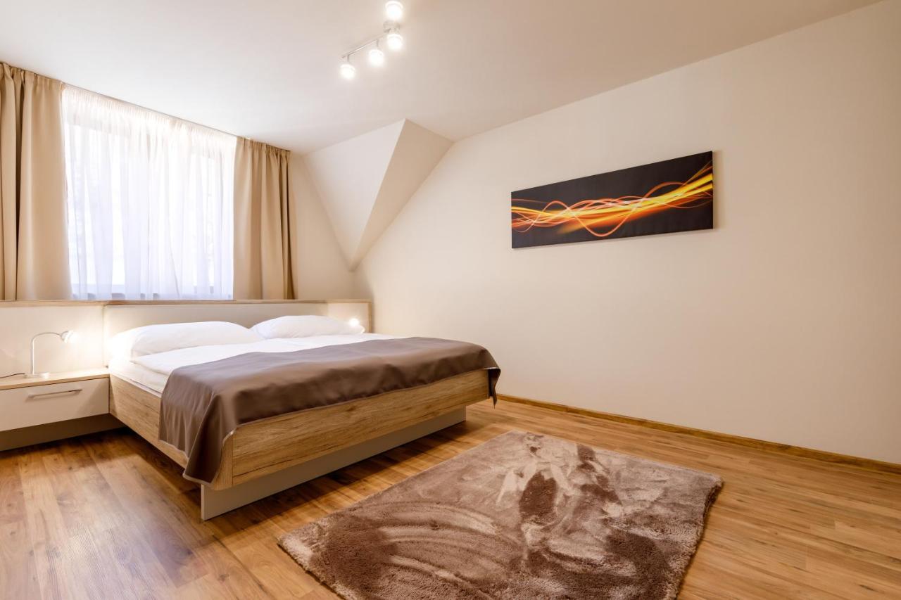 Apartments Menuet Karlovy Vary Bagian luar foto