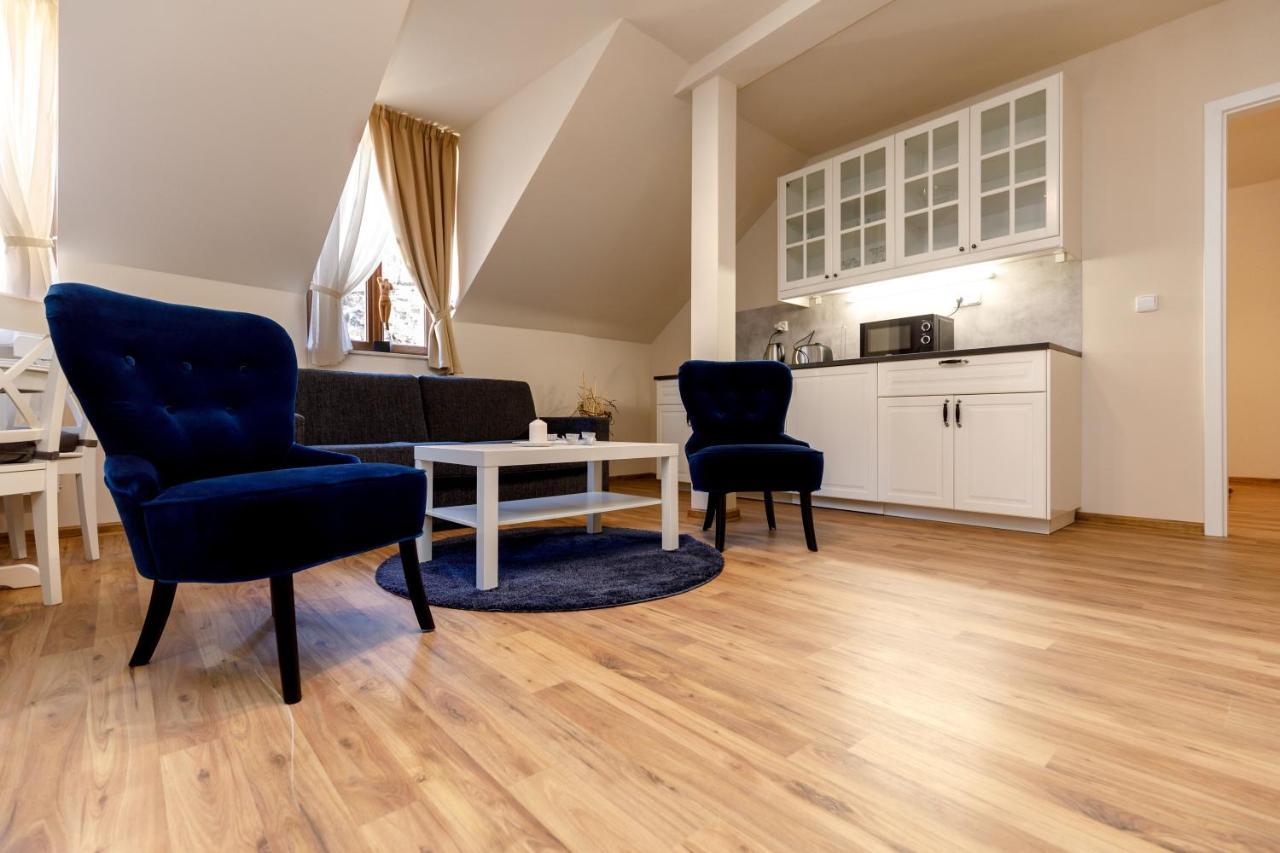 Apartments Menuet Karlovy Vary Bagian luar foto