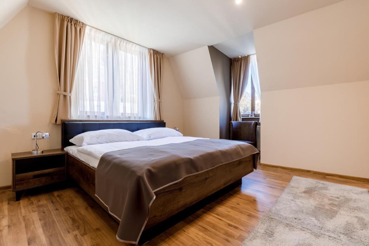 Apartments Menuet Karlovy Vary Bagian luar foto