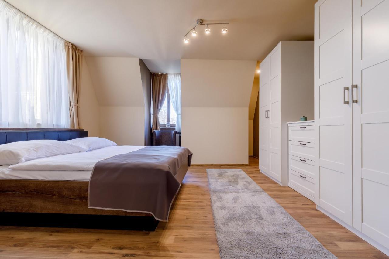 Apartments Menuet Karlovy Vary Bagian luar foto