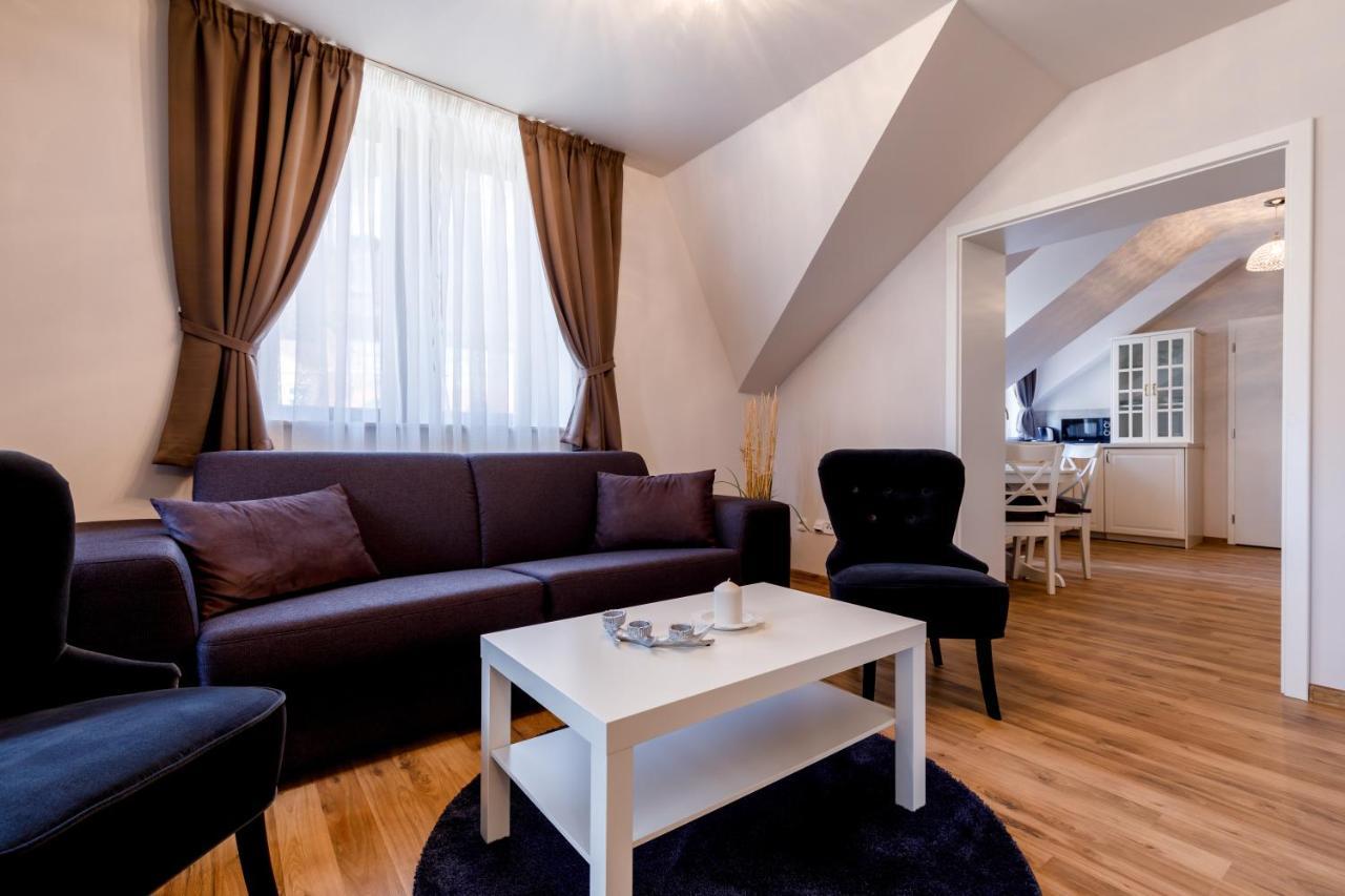 Apartments Menuet Karlovy Vary Bagian luar foto